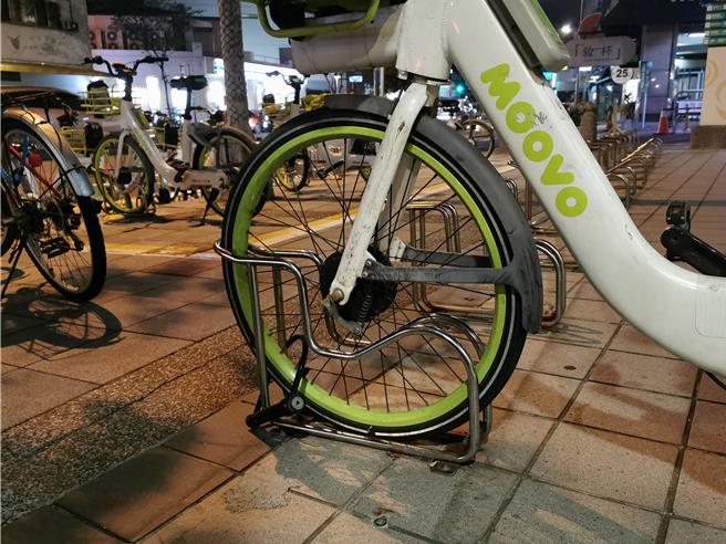 彰化市民眾3日晚間到彰化基督教醫院刷卡騎乘MOOVO公共自行車，要將車遷離時，發現自行車前輪被鎖上1個大鎖頭。（民眾提供／孫英哲彰化傳真）