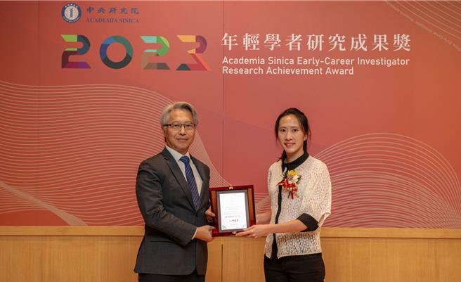 台科大电机系教授方劭云（右）获得中研院「年轻学者研究成果奖」。（教育部提供／林志成台北传真）