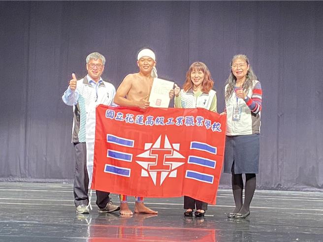 花蓮高工原舞隊去年在全國學生舞蹈比賽拿下民俗舞高中職丙組特優冠軍，今年再次出征賽事，並蟬聯同組別冠軍寶座，由原舞隊隊長李恩（左二）代表全隊上台領獎。（花蓮高工提供／羅亦晽花蓮傳真）