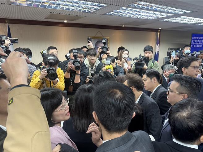 藍綠為程序發言順序互不相讓，綠盼按規矩來、尊重議事，藍要求尊重早到，雙方在主席台前一度僵持不下。（黃婉婷攝）