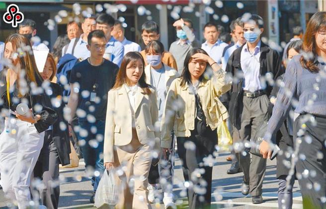 112年度新制劳退基金收益创新高，逾半数劳工分配金额超过2万元。(资料照片)