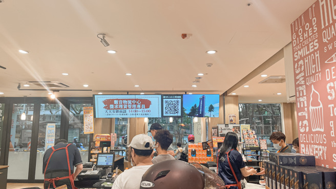 一名女子不解全联店员为何不给消费者在结帐时边装袋。（图／示意图，记者杨雅婷摄影）