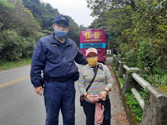 北投分局警員張凱翔（左），順利在七星山找到走失的婦人。（警方提供）