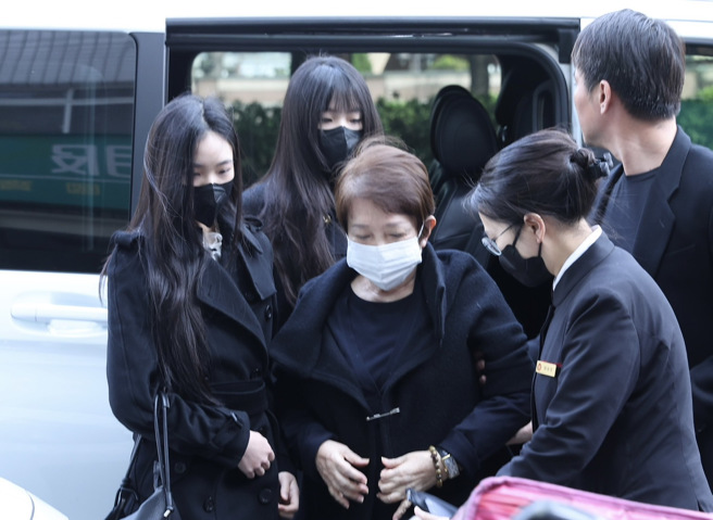 小S婆婆黄秀真在3个孙女的陪伴下，率先抵达灵堂。（陈俊吉摄）