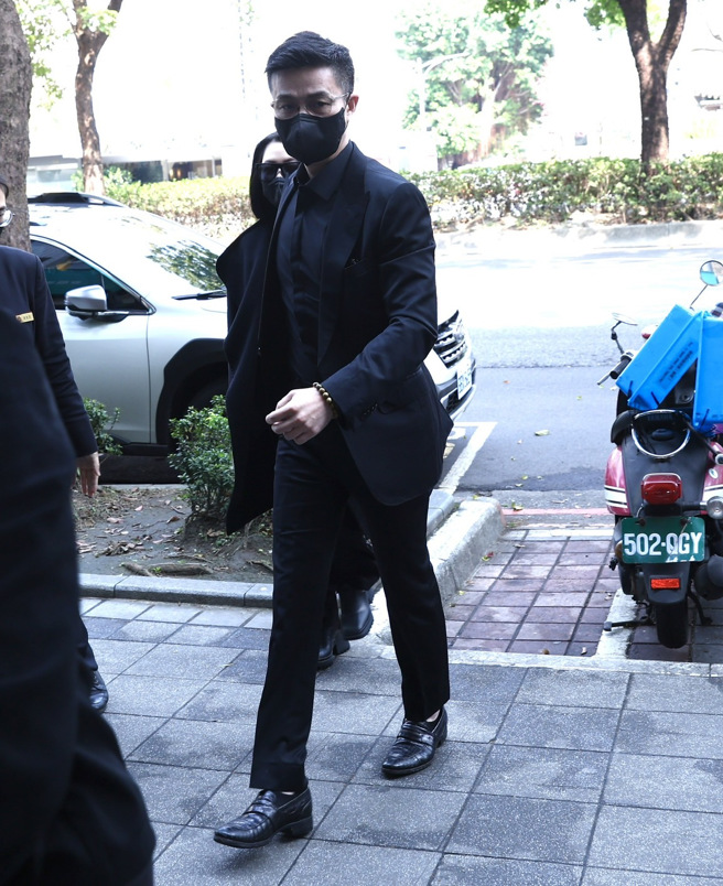 许雅钧牵着小S的手走入灵堂。（陈俊吉摄）