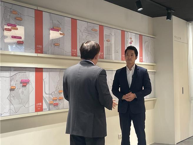 台北市长蒋万安（右）出席台北市高氯离子混凝土建筑物575专案计画记者会。（刘彦宜摄）