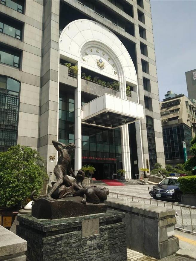 警車給保養人員開卻撞傷人，北市警局被要求連帶賠，法官判決免賠（本報資料照片）