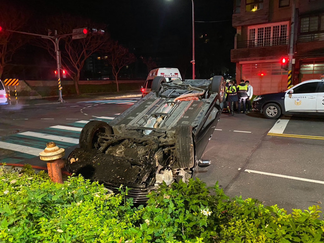 林口轎車凌晨撞路樹「烏龜翻」！車上3人受傷2送醫。(葉庭欣/翻攝)