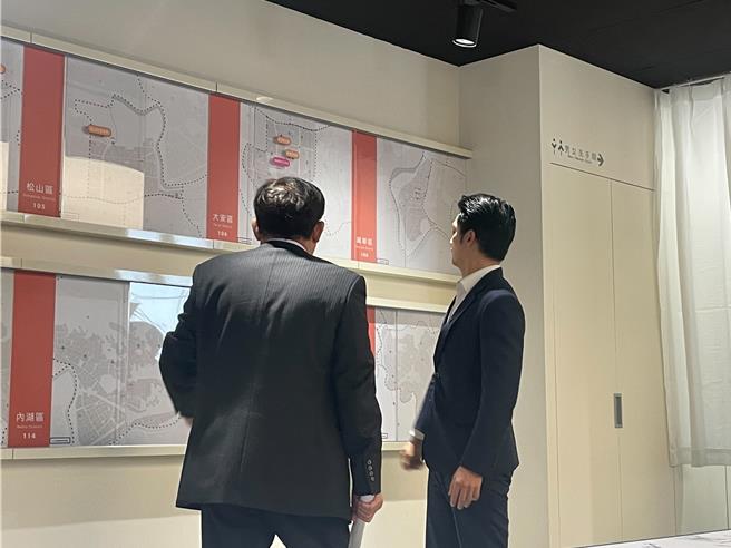 台北市長蔣萬安（右）出席台北市高氯離子混凝土建築物575專案計畫記者會，並參觀台北都更解壓說概念館。（劉彥宜攝）