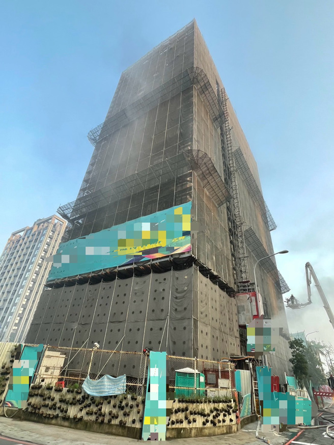 新北市泰山区一处即将完工、15楼高的建筑工地，今清晨传出火警。（图 / 刘咏韵翻摄）