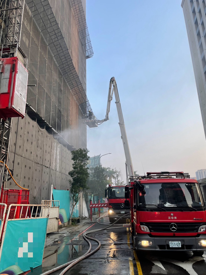 新北市泰山区一处即将完工的建筑今清晨传出火警，图为现场画面。（图 / 刘咏韵翻摄）