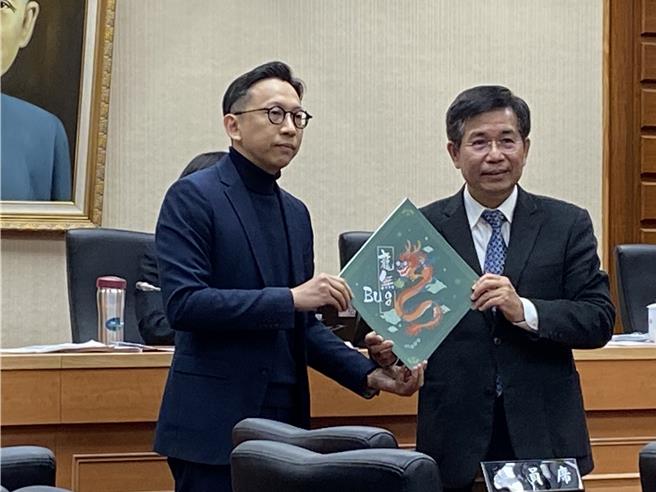 立委葛如钧（左）送给教育部长潘文忠（右）数位部制作的「龙无BUG」春联。（林志成摄）