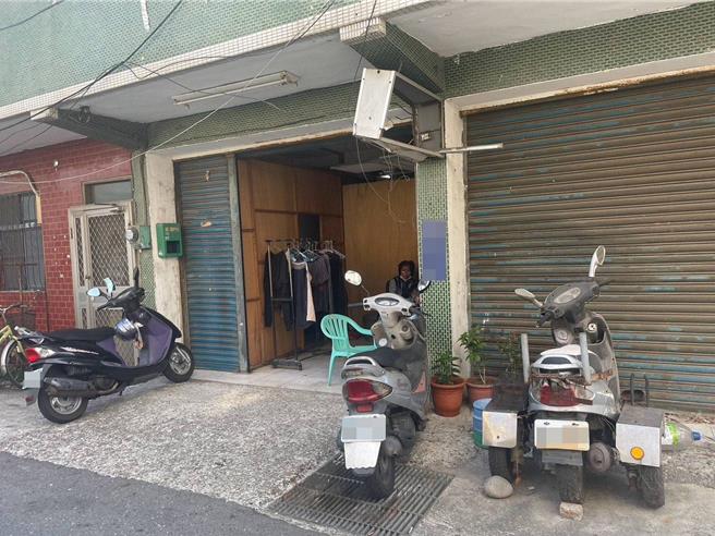 仁德區1棟透天厝（開門處）2月1日發生凶殺案，賈姓屋主與剛出獄的陳姓友人在屋內發生口角，遭陳嫌持菜刀砍頭死亡，直到20天後才被發現。（讀者提供／程炳璋台南傳真）