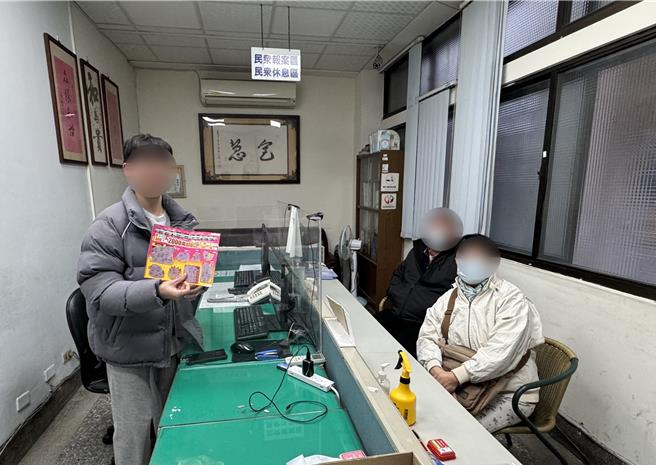 張姓男子買下「槓龜」刮刮樂彩券，黃姓失主（左）將再買1張2000元刮刮樂，繼續挑戰大獎夢。（警方提供／王煌忠台中傳真）