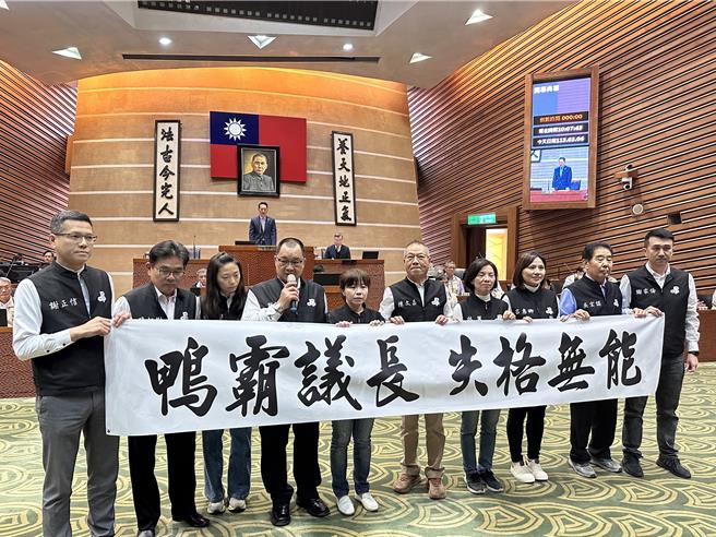 民進黨宜蘭縣議會黨團拉著「鴨霸議長、失格無能」的白布條，怒批議長張勝德去年以粗暴的包裹表決方式，強行通過縣府113年度總預算，一毛未刪。（吳佩蓉攝）