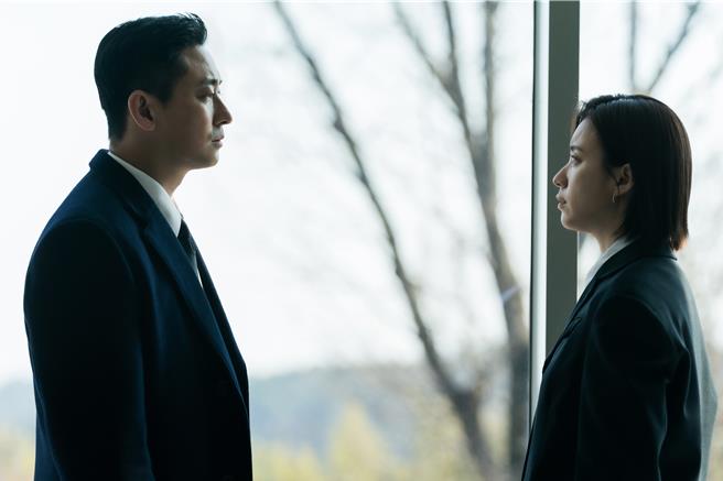 韓劇《支配物種》由朱智勛（左）跟韓孝周領銜主演。（Disney＋提供）