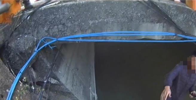 高雄一名越南籍男騎士（右下）於3月3日為躲避警方查緝，竟躲在一處大排水溝中。（翻攝照片／林瑞益高雄傳真）