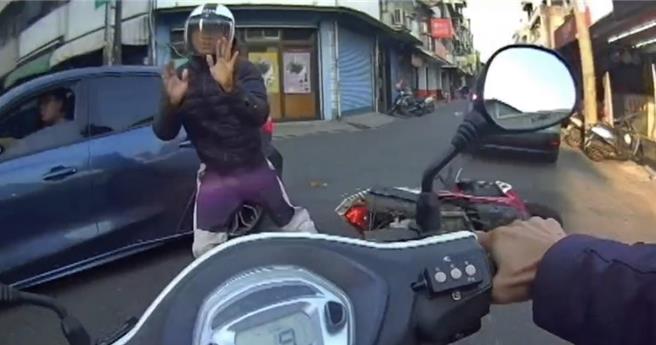 高雄一名越南籍男騎士（左上）於3月3日在鳥松區違規紅燈越線，經查其車牌已被註銷，警方於是上前攔查。（翻攝照片／林瑞益高雄傳真）