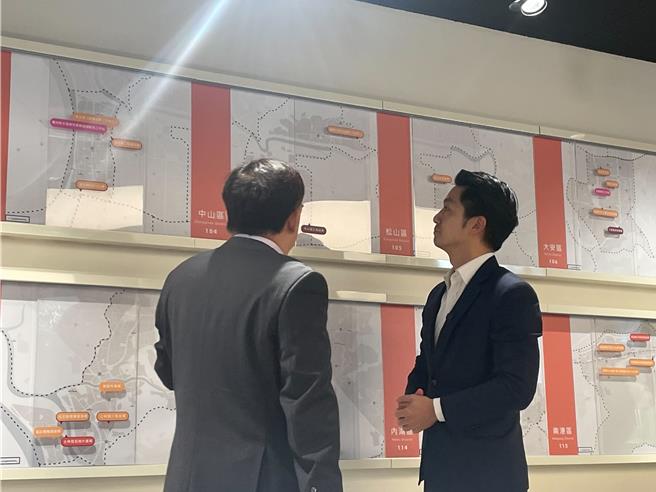 台北市長蔣萬安（右）出席台北市高氯離子混凝土建築物575專案計畫記者會，並參觀台北都更解壓說概念館。（劉彥宜攝）