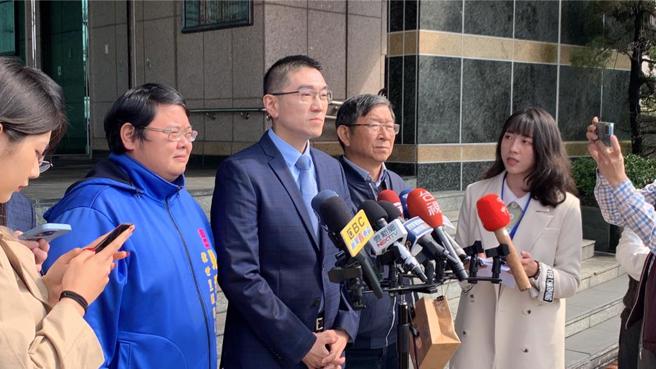 基隆東岸廣場爭議持續延燒，今日基隆市議會召開臨時，基隆市長謝國樑表示，在議會將說明清楚爭議。但也反控，林前市府在城際轉運站花了7.3億元蓋好，但初期固定權利金僅50萬元，變動權利金僅0元，並反控「這不是圖利？什麼才是圖利？」。（徐佑昇攝）