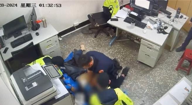 警消對盧姓毒品通緝犯施以CPR急救。（中和警分局提供）