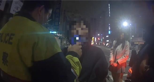 高雄一名31歲古姓女子2日凌晨酒駕，並載著摯友林女上路，不過因林女未戴安全帽遭警攔下。（高市新興分局提供／楊舒婷高雄傳真）