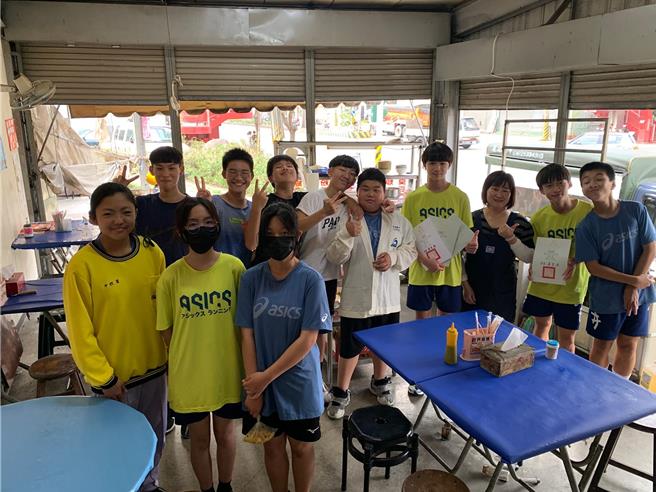 台中石岡區梅子天橋下無名小吃店，長期請石岡國中田徑隊孩子免費吃臭豆腐。（彭束娟提供）