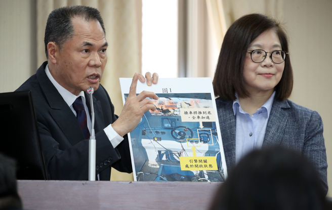 立法院內政委員會4日邀請海委會主委管碧玲（右）、陸委會主委邱太三、國防部及海軍司令部參謀長就「金門撞船案:翻船執法過程及後續處理」進行專題報告，並備質詢。管碧玲與海巡署署長周美伍（左）上台回應立委的質詢。（劉宗龍攝）