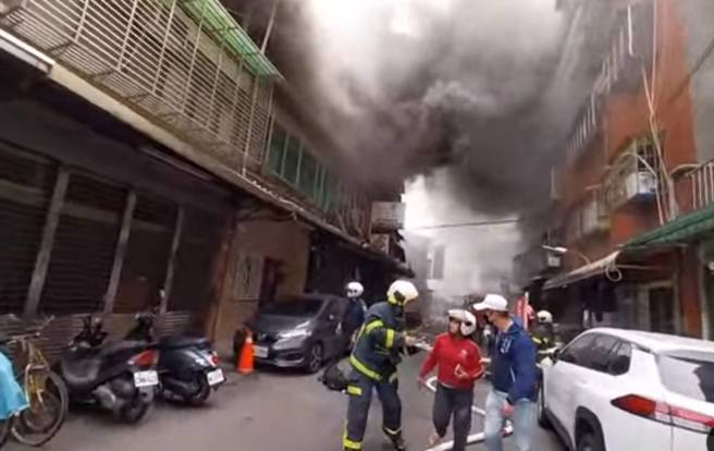 万华民宅大火！2楼火舌狂窜「浓烟衝天际」。(叶庭欣/翻摄)
