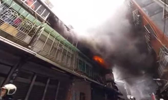 万华民宅大火！2楼火舌狂窜「浓烟衝天际」。(叶庭欣/翻摄)