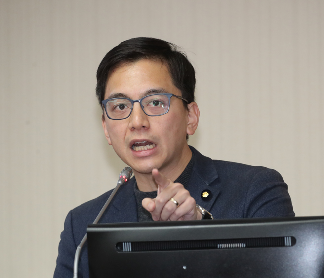 立法院內政委員會4日邀請海委會主委管碧玲、陸委會主委邱太三、國防部及海軍司令部參謀長就「金門撞船案:翻船執法過程及後續處理」進行專題報告，並備質詢。圖為國民黨立委牛煦庭質詢。（劉宗龍攝）