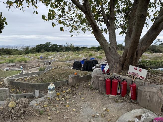 豐原區公所將總統大選投開票所的滅火器加以利用，擺放在公墓區，以備不時之需。（豐原區公所提供）