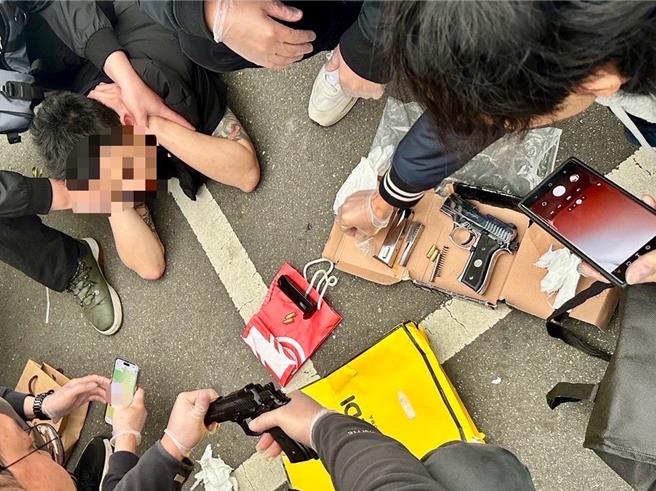 警方在新北市立殡仪馆埋伏逮捕邱嫌，起获改造枪枝及毒品。（警方提供）