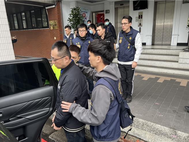 警方破获改造枪械工厂，逮捕4名嫌犯。（王扬杰摄）