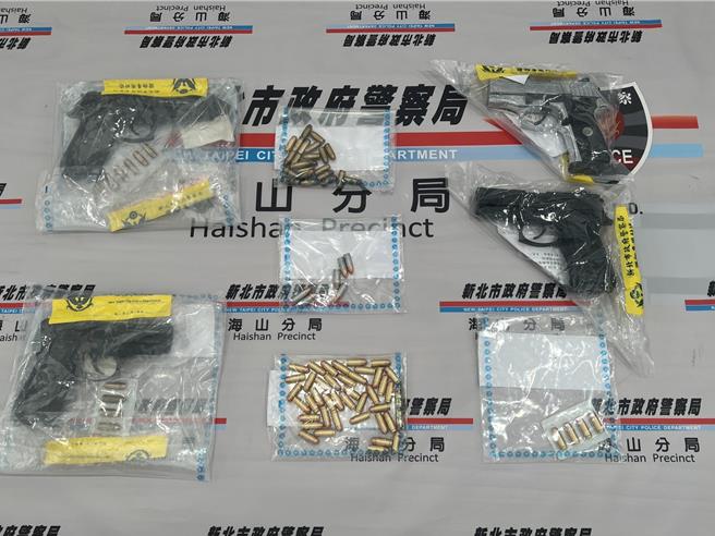 警方破获改造枪械工厂，查扣改造手枪、子弹等证物。（王扬杰摄）