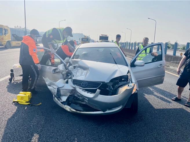 白色轿车刚上国3南云入口匝道，突遭跨越槽化线的休旅车撞上，失控转180度逆向与内侧车道深蓝色轿车对撞，驾驶轻伤、乘客腰椎骨折。（警方提供／杨静茹南投传真）