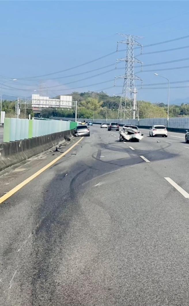 白色轿车在南云入口匝道遭撞后，失控转180度逆向与内侧车道时速逾百公里深蓝色轿车对撞，路面留下清晰轮胎痕。（警方提供／杨静茹南投传真）