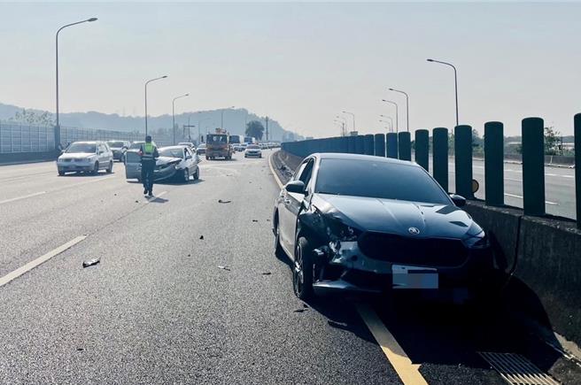 国道3号南云交流道附近3日下午3时许发生3车连环撞车祸，3人受伤送医，造成车流一度回堵。（警方提供／杨静茹南投传真）