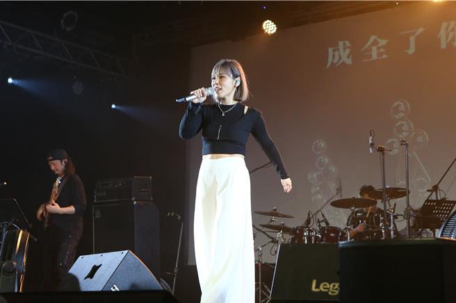 李佳薇3日在台北Legacy举办演唱会。（黑籁音乐提供）