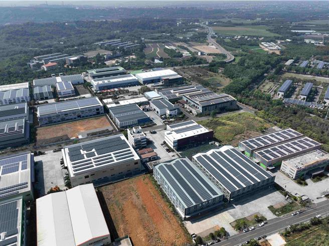 嘉義佐登妮絲城堡觀光工廠周邊鄰近廠房，均已裝設屋頂太陽能板。（地球公民基金會提供）