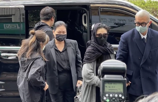 大S（右二）在老公具俊晔（右）陪同下，和S妈步入小S公公的灵堂。（谢佩桦摄）