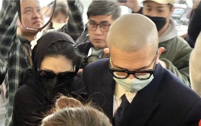 大S（左）全身包紧紧。（谢佩桦摄）