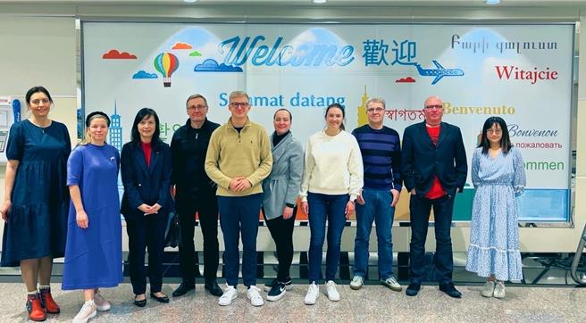 外交部欧洲司副秘书长李秀窈（左三）在机场迎接爱沙尼亚国会友台小组主席裴克多（Kristo Enn Vaga）（左五）一行。(外交部提供)