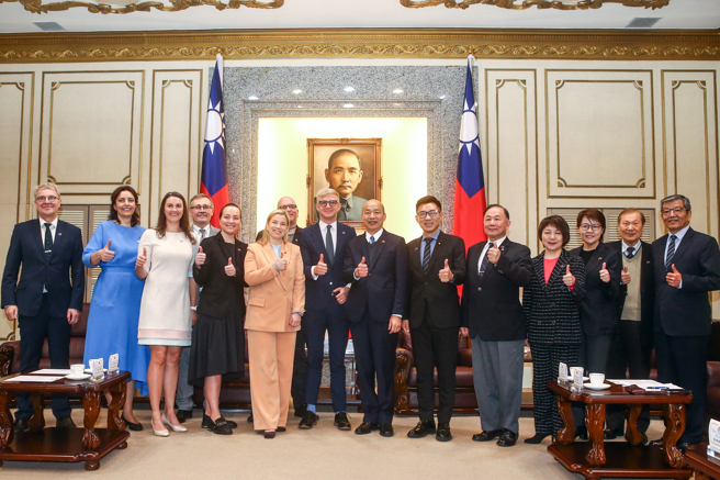 立法院长韩国瑜（右七）4日接见及款宴爱沙尼亚国会友台小组主席裴克多（左六）(Hon. Kristo Enn Vaga, Chair of Estonia-Taiwan Support Group）访团一行 。（邓博仁摄）