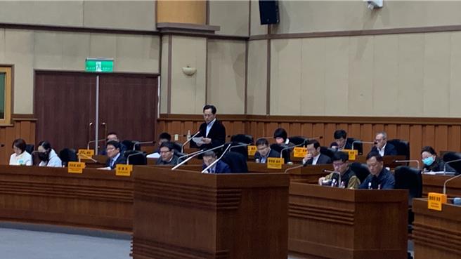 基隆东岸广场争议持续延烧，今日基隆市议会召开临时会，先由交通处长王圳宏报告。王圳宏再度声明基市府是与大日签订合约，并依照合约径行点交。（徐佑升摄）
