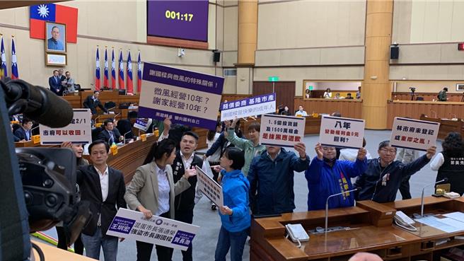 基隆东岸广场争议持续延烧，今日基隆市议会召开临时会，轮到民进党议员曾怡芳发言时，民进党议员举牌欲至市长谢国梁（台上左一）旁发言，蓝绿议员爆发衝突。（徐佑升摄）