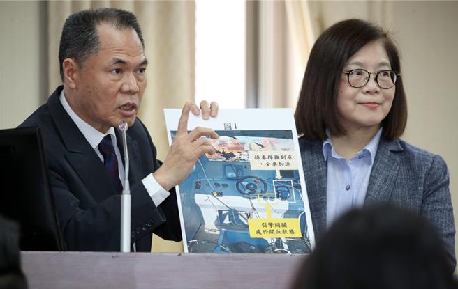 立法院内政委员会4日邀请海委会主委管碧玲（右）、陆委会主委邱太三、国防部及海军司令部参谋长就「金门撞船案：翻船执法过程及后续处理」进行专题报告，并备质询。管碧玲与海巡署署长周美伍（左）上台回应立委的质询。（刘宗龙摄）