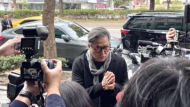 王伟忠现身小S公公灵堂，双手合十对媒体致意。（谢佩桦摄）