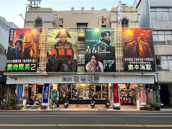 全美戏院的电影看板画师顏振发也特别帮《青春18》手绘海报。（翻滚吧男孩电影提供）