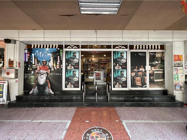 台南全美戏院展出片中许光汉18岁时骑着摩托车的人型立牌。（翻滚吧男孩电影提供）